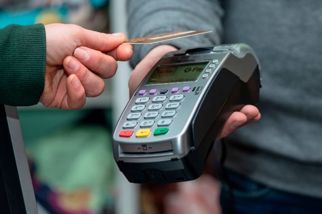 Hacienda valora exigir datos de todos los pagos con tarjeta