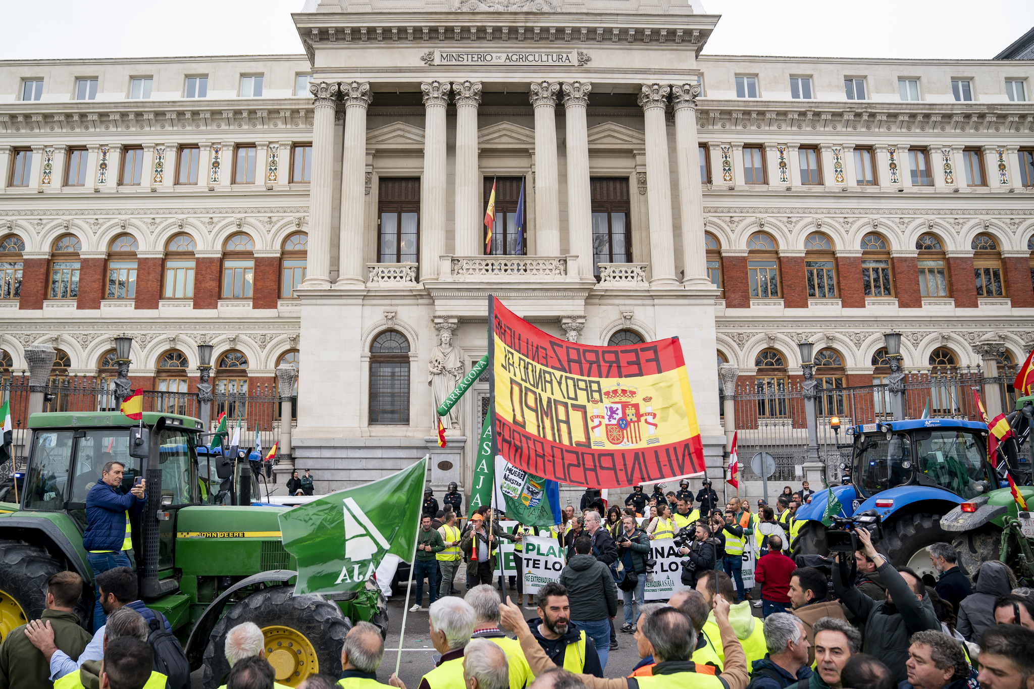 Planas ofrece a los agricultores 18 medidas pero no desactiva las protestas