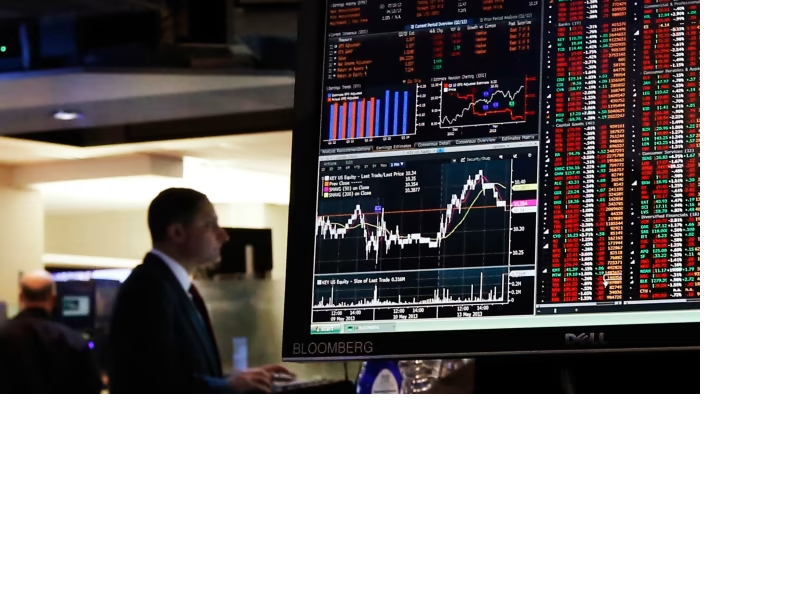 Imagen de traders ante monitores con información financiera
