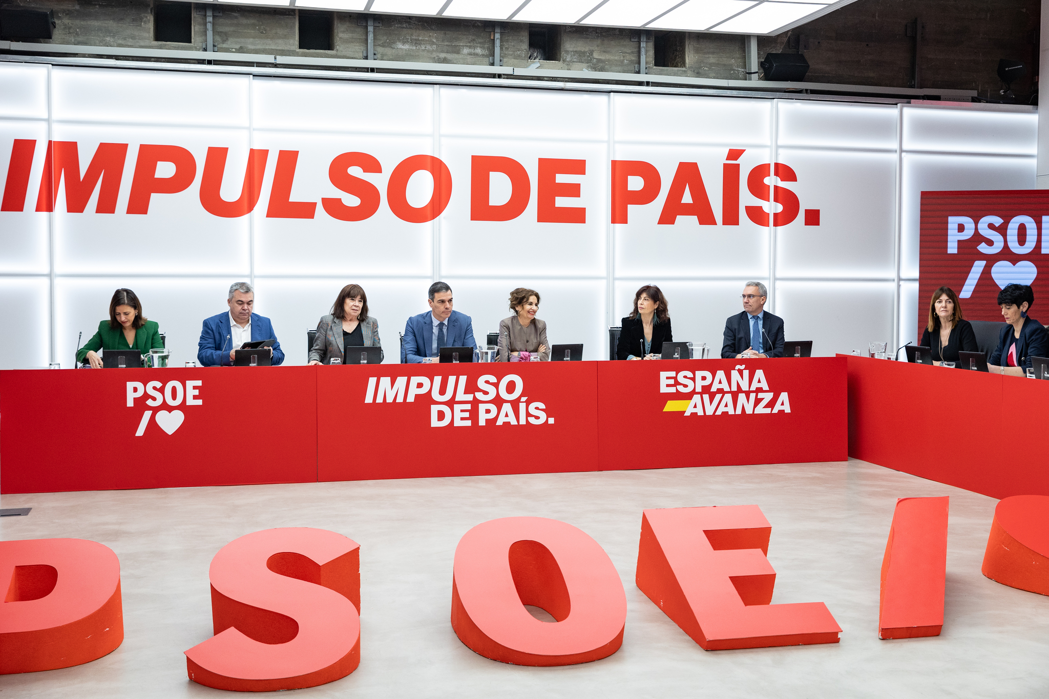 El PSOE ‘exculpa’ a Sánchez de la debacle gallega y Page pide evitar un «ciclón electoral»