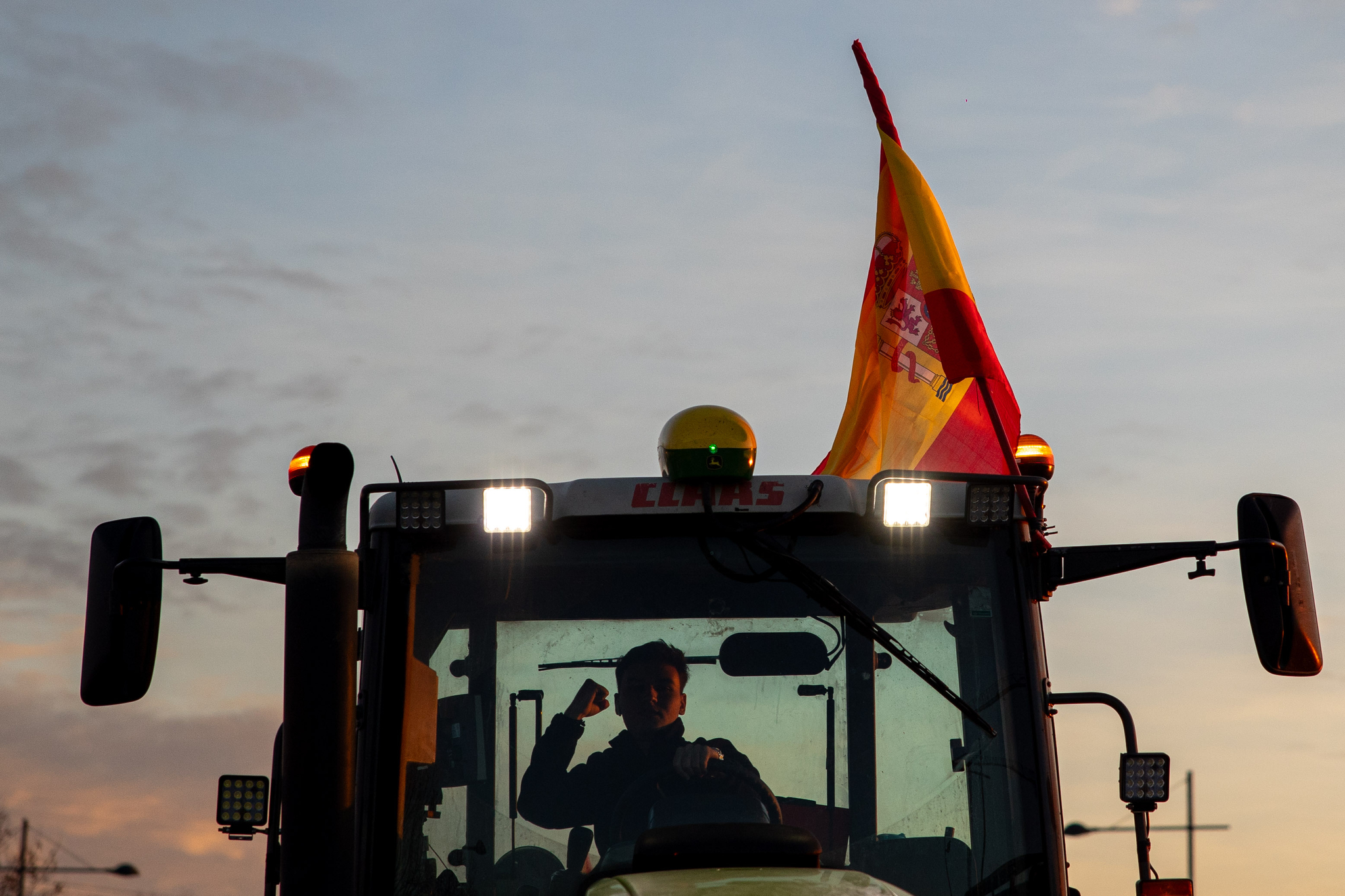 Los tractores de los agricultores concentrados en la A-42 a la altura de Torrejón de la Calzada, uno de los puntos desde los que parten para manifestarse en la Plaza de la Independencia de Madrid, en protesta por la situación del sector, inician la marcha. EFE/ Daniel Gonzalez