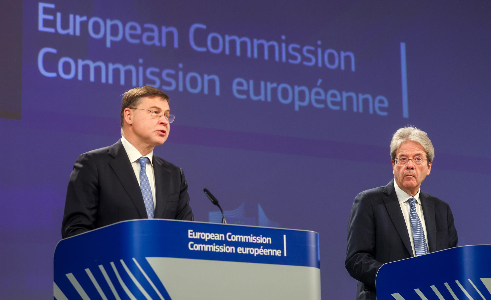 Valdis Dombrovskis, vicepresidente de la Comisión Europea, y Paolo Gentiloni, Comisario de Economía.