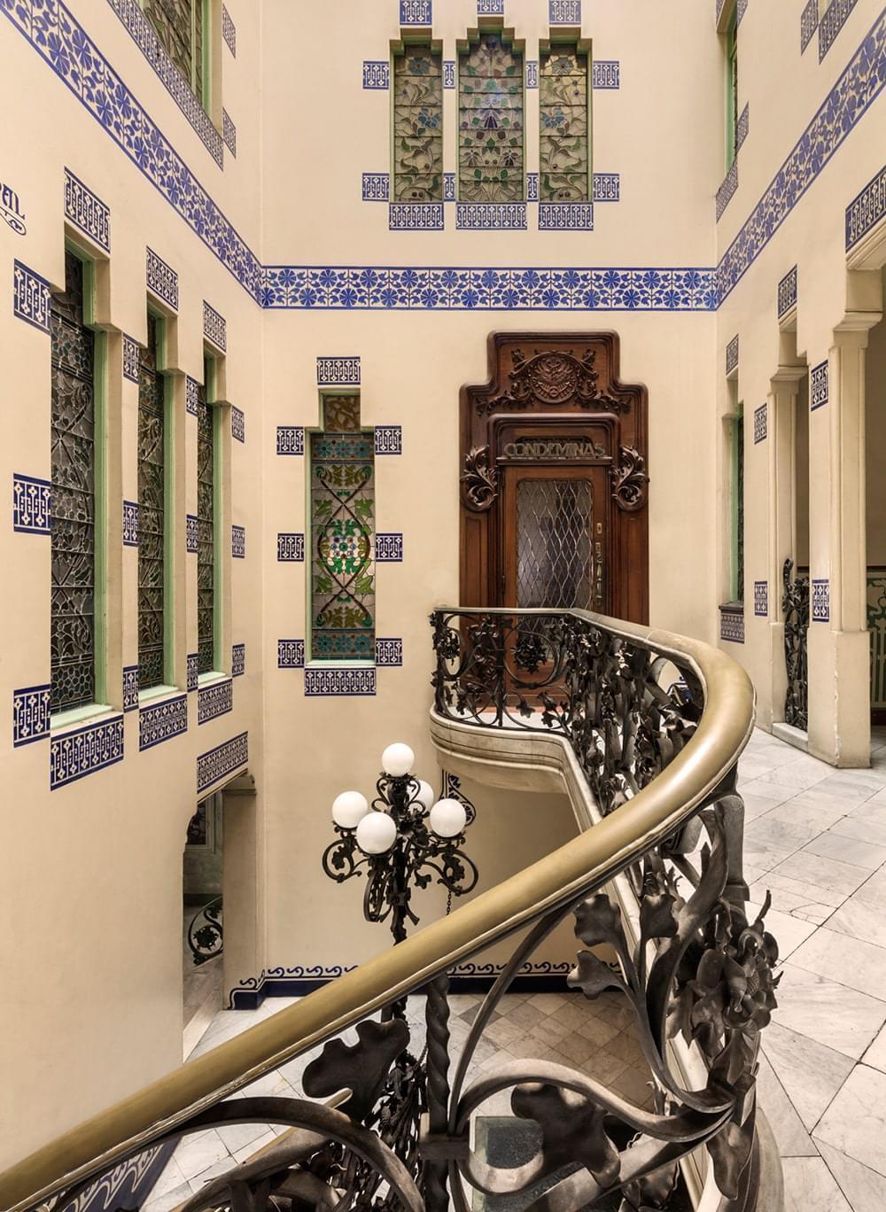 El vestíbulo principal de la Casa Condeminas sobresale por su decoración modernista.