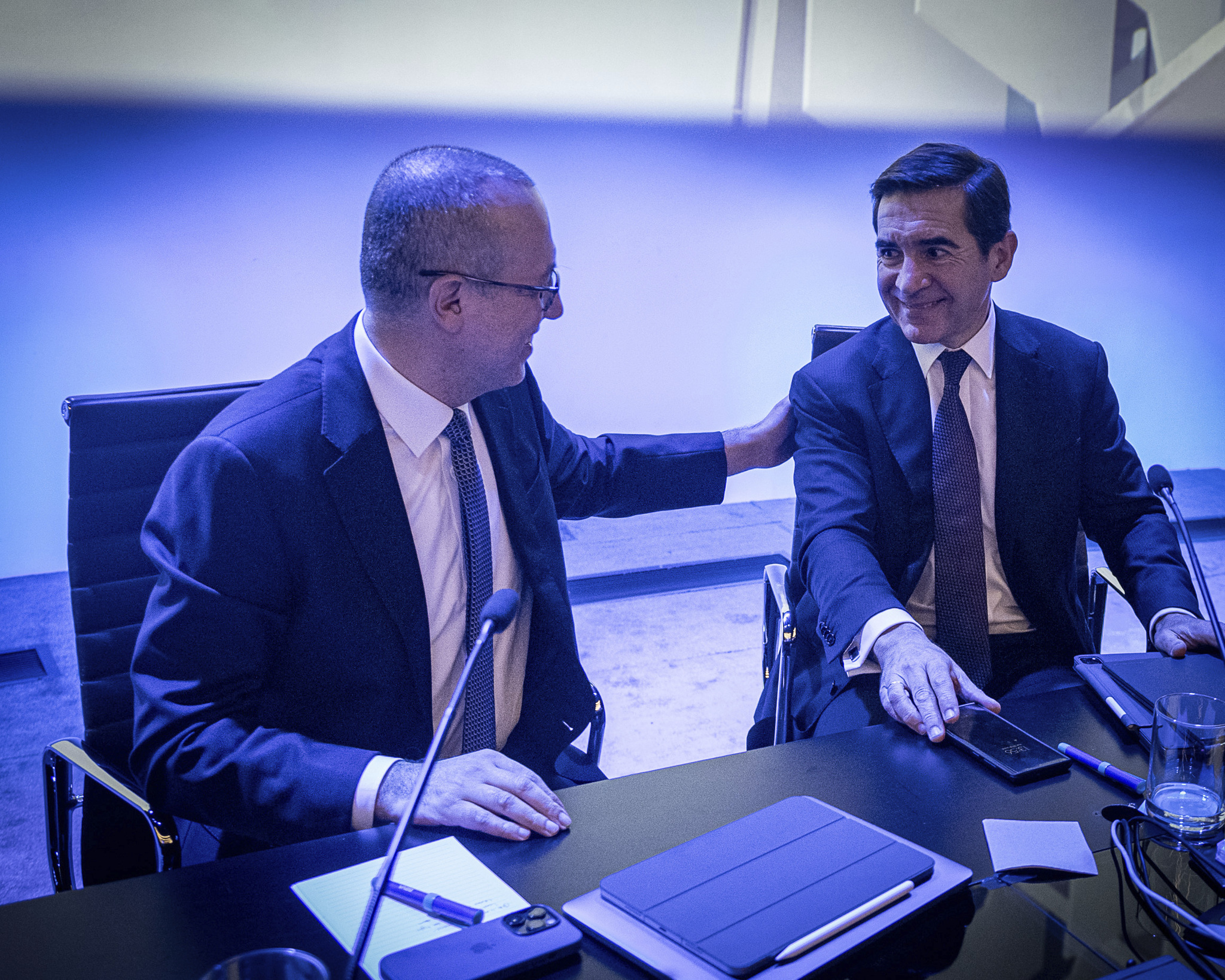 Onur Genç, consejero delegado de BBVA (izquierda), y Carlos Torres, presidente del banco.