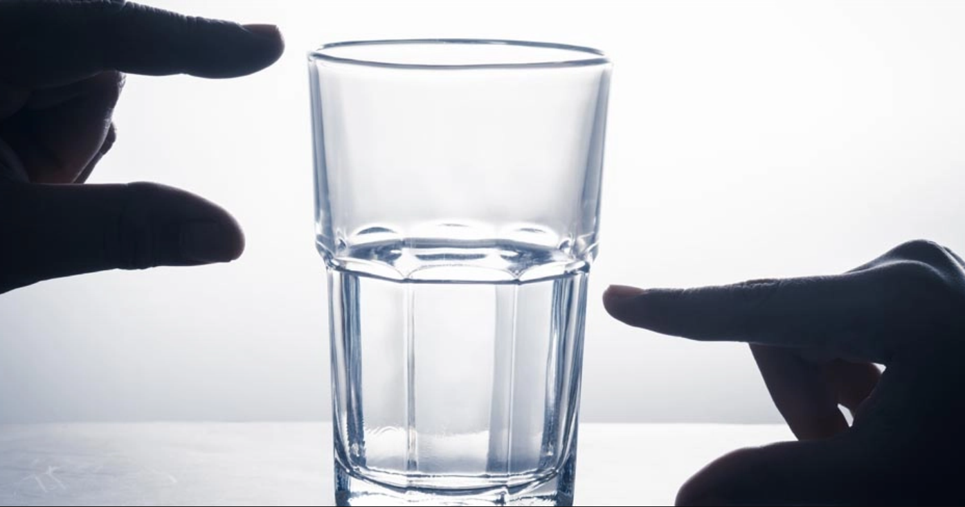 Hay expertos que contemplan el vaso medio lleno y otros que lo vislumbran medio vacío.