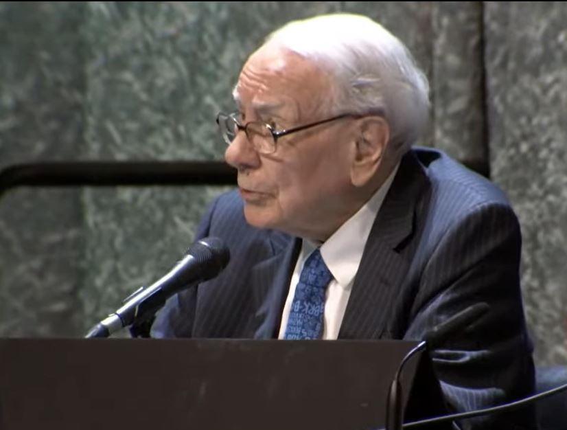Warren Buffett en una junta de accionistas de Berkshire Hathaway celebrada en 2023.