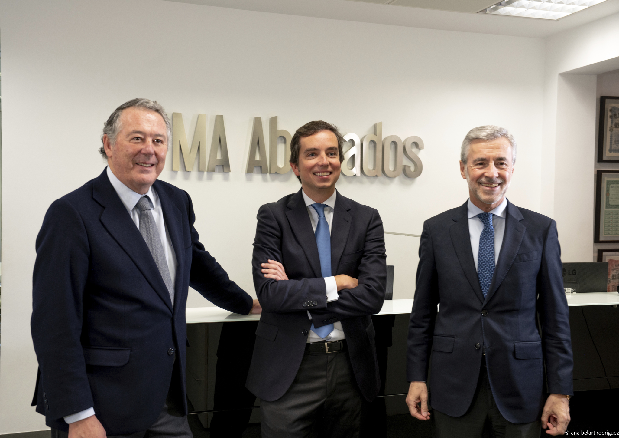 Los socios codirectores de MA Abogados José María Michavila y Ángel Acebes flanquean a Miguel Gómez-Angulo, nuevo director del área de M&A de la firma.