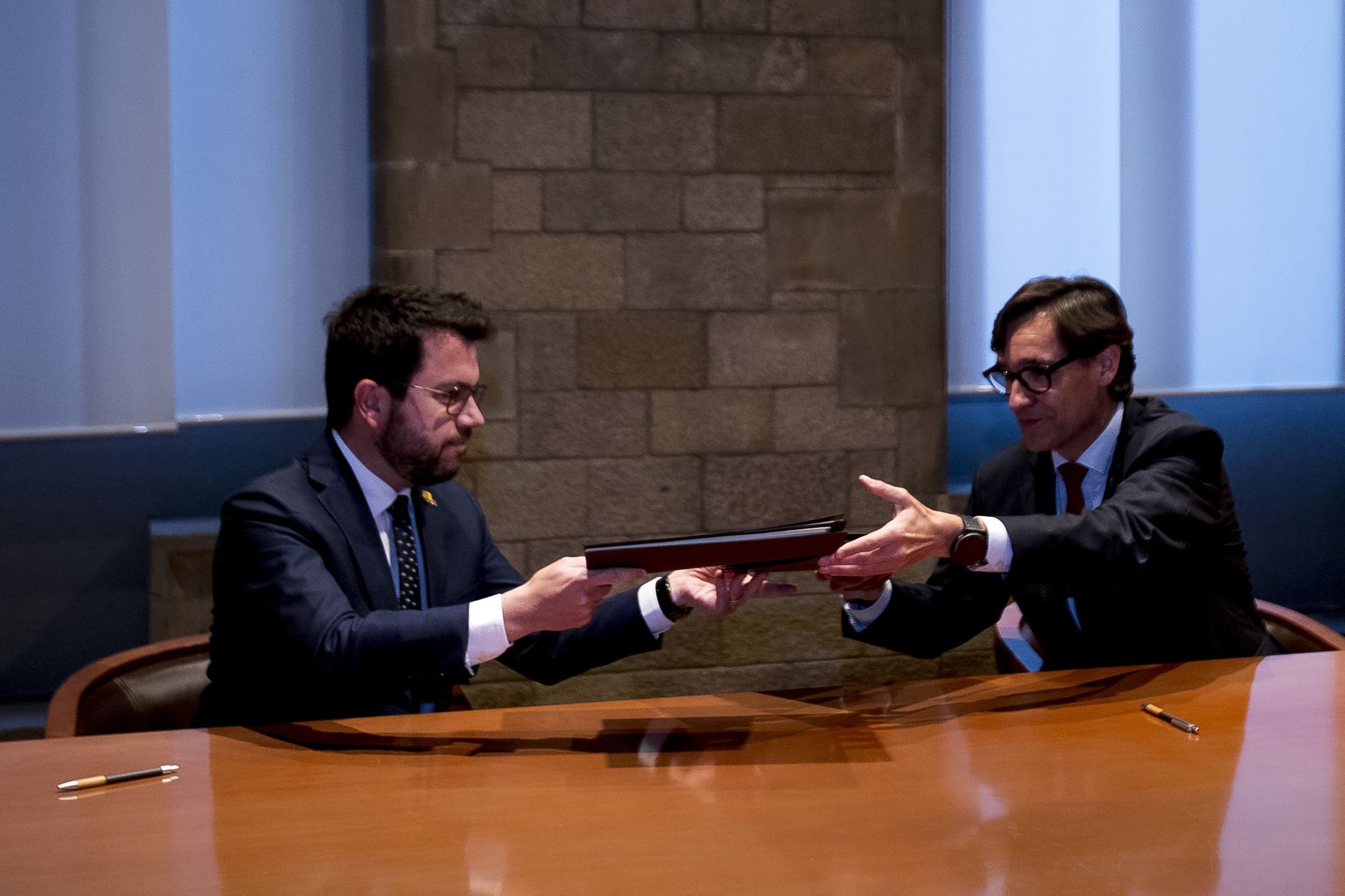 Una imagen que este año se repetirá: Pere Aragonès y Salvador Illa rubricando un pacto presupuestario.