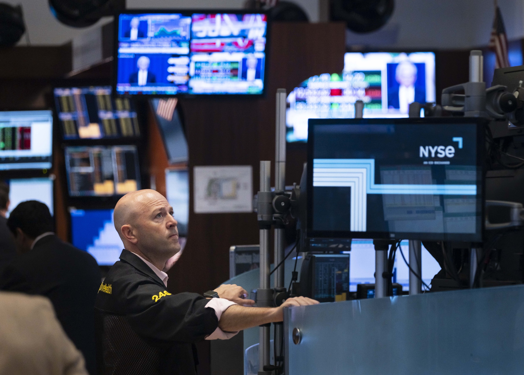 Trader de la Bolsa de Nueva York atento al mensaje televisado del presidente de la Fed