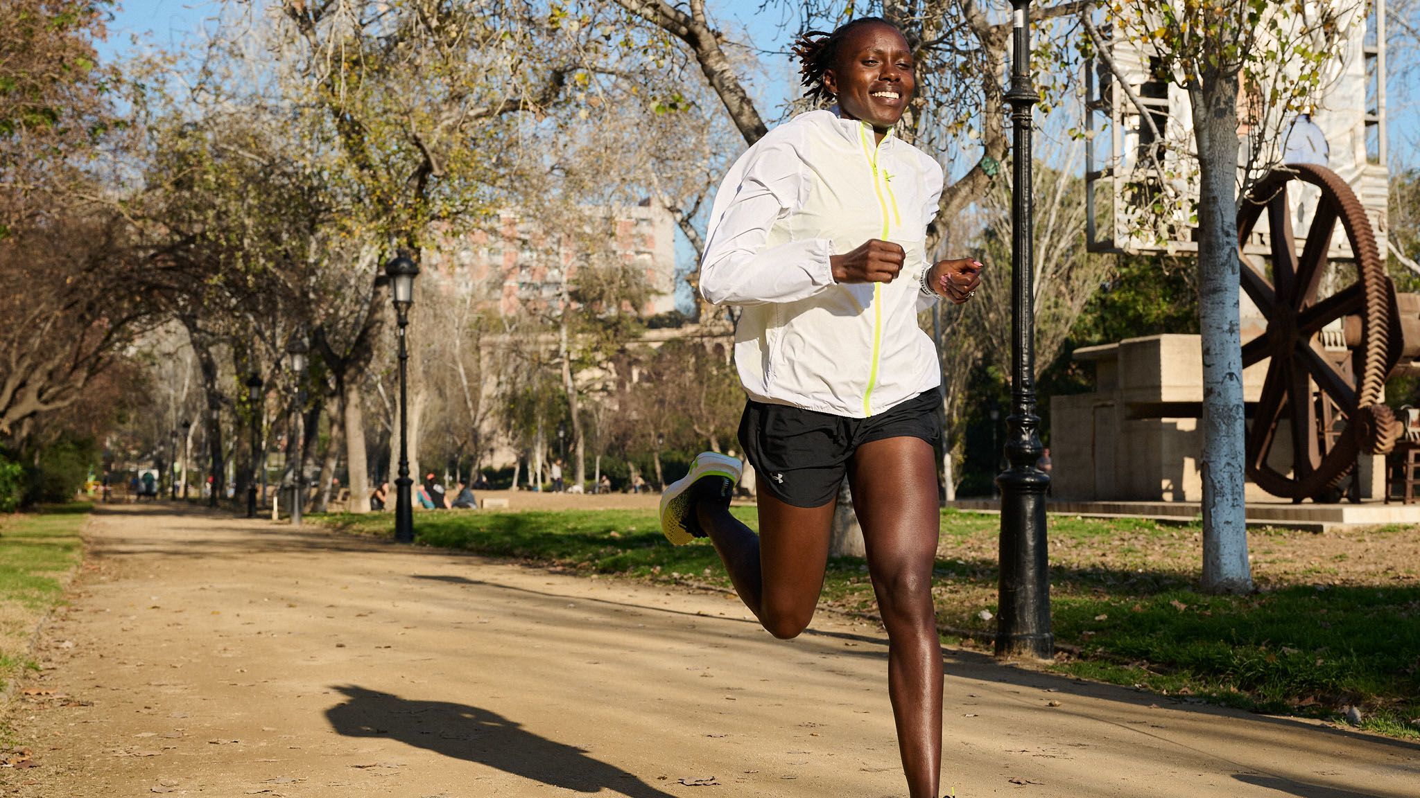 Sharon Lokedi, candidata a la selección del equipo keniata en los Juegos Olímpicos de París,(un grupo en el queno es nada fácil entrar),prueba las innovaciones de Under Armour.