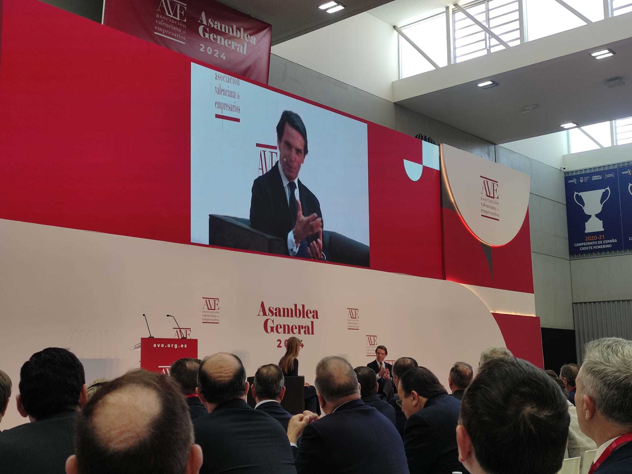 Aznar: «El Gobierno lo que quiere es controlar a las empresas»