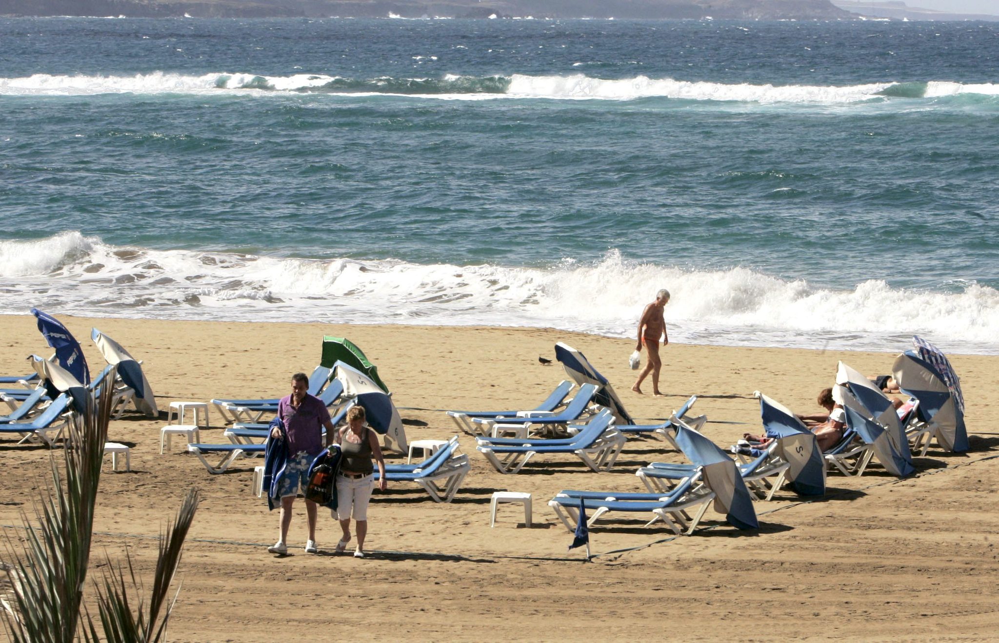 Turistas en la playa de Las Canteras en Las Palmas de Gran Canaria en una imagen de archivo.