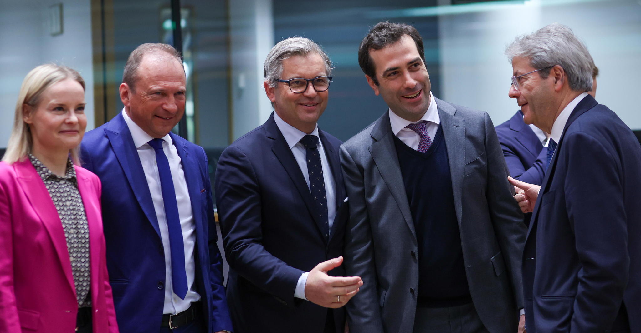El Eurogrupo se compromete a elevar las inversiones en defensa