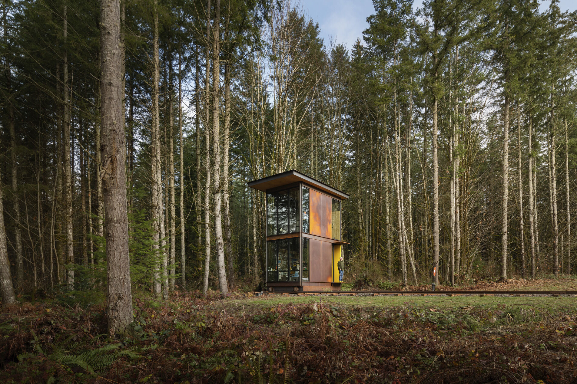 Como complemento a una casa existente, tambin diseada por el estudio de arquitectura Olson Kundig, Maxon Studio es una oficina dedicada a la agencia de marca creativa de un cliente. Se trata tanto de un espacio verstil, pensado tanto la produccin como para la reflexin tranquila entre los bosques de una zona rural a las afueras de Seattle (Estados Unidos).