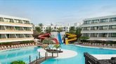 El resort cuenta con nueve piscinas y un pequeo parque acutico con...