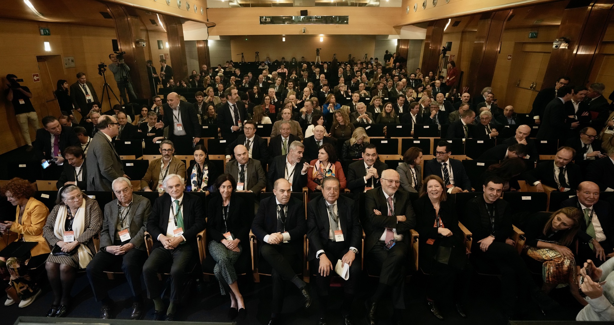 Las empresas generan el 90% de la inversión y el 84% del empleo