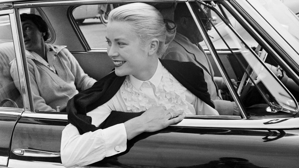 Grace Kelly durante el festival de Cannes de 1955, con un anillo...