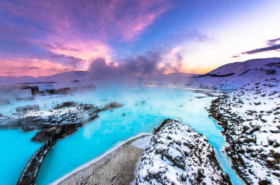 The Blue Lagoon es un spa geotrmico natural en la pennsula de Reykjanes (Islandia). Actualmente es considerado el mejor spa natural del mundo y una de las 25 maravillas del planeta