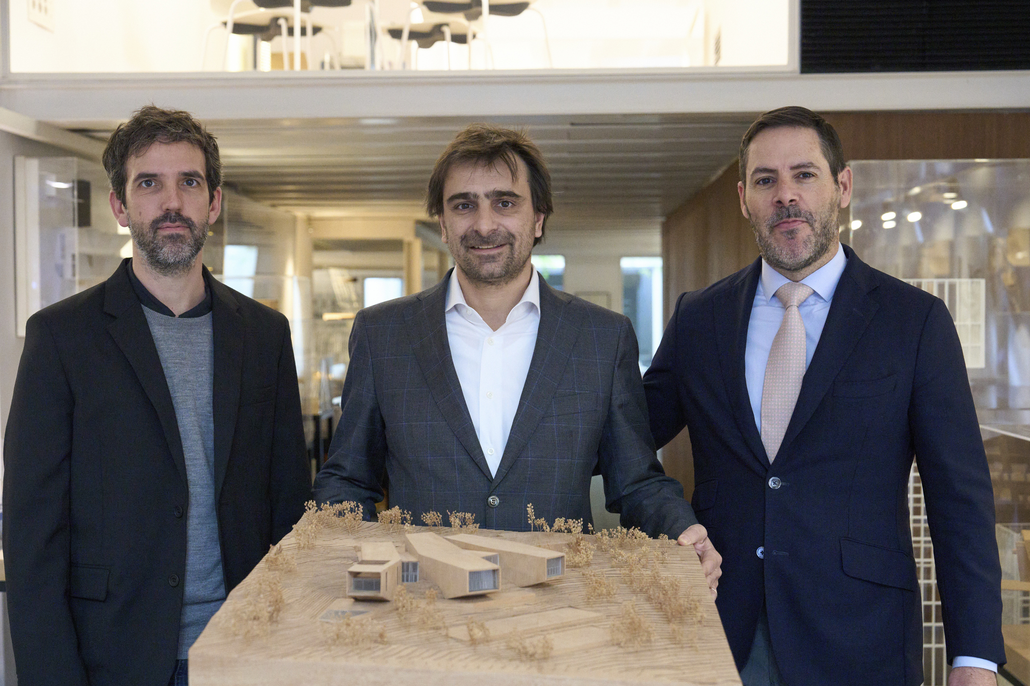 En la imagen, tres de los socios fundadores: Ignasi Fontcuberta, Borja Ferrater y Daniel Rincn de la Vega, junto a la maqueta del complejo deportivo de alta gama que ya se est construyendo en Georgia.