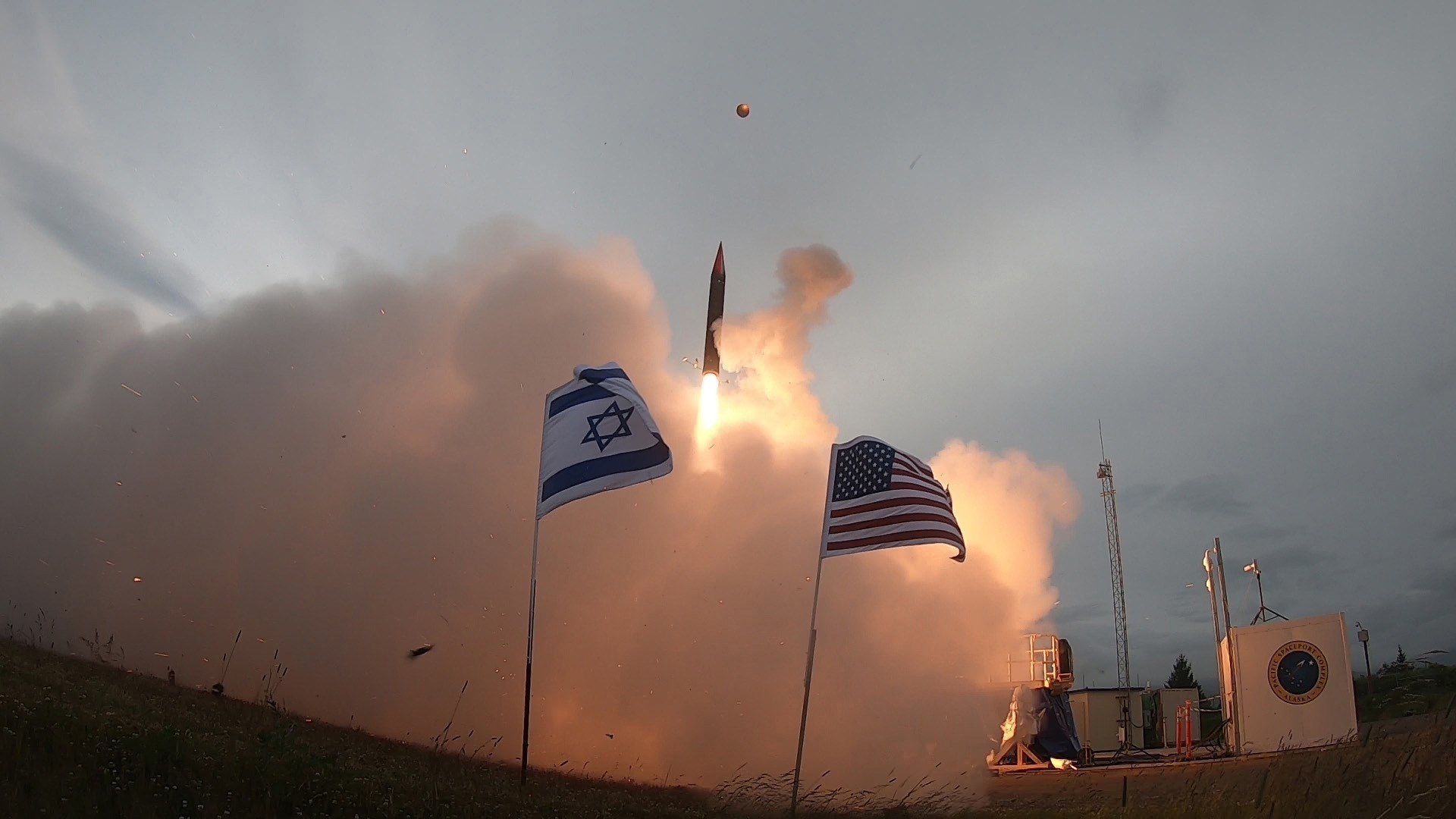 Lanzamiento de uno de los Arrow 3 destinados a derribar misiles balsticos fuera de la atmsfera, que forman parte del sistema de defensa antiarea de Israel y que sirvieron para repeler la mayor parte del ataque con drones y misiles lanzado por Irn el pasado sbado.