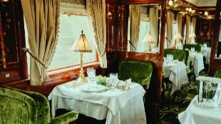 Restaurante Etoile du Nord, uno de los tres que tiene el tren,  con...