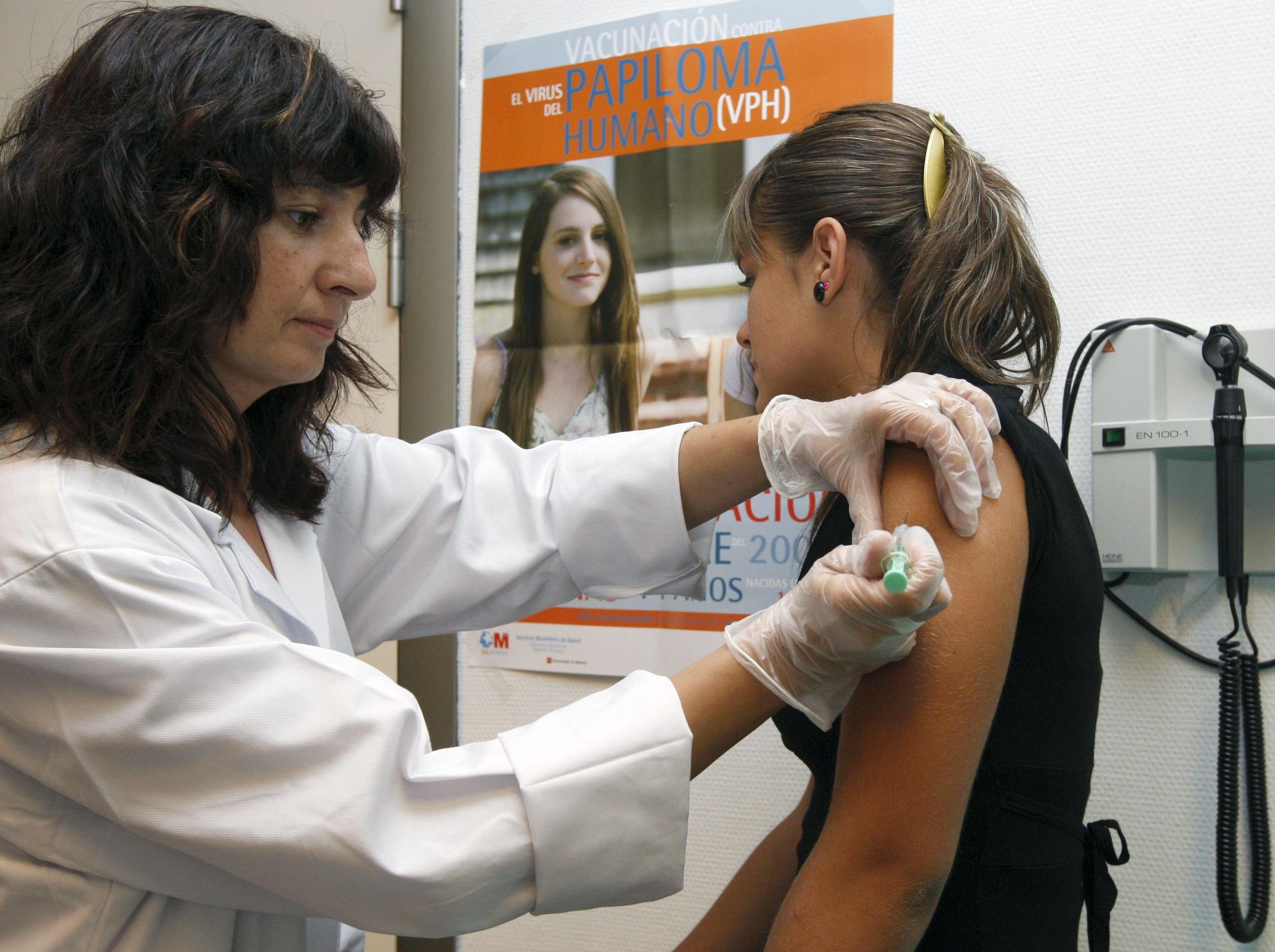Una adolescente recibe una vacuna contra el VPH en un centro de salud en Madrid en una imagen de archivo, una de las herramientas ms eficaces para prevenir el cncer de cuello de tero.