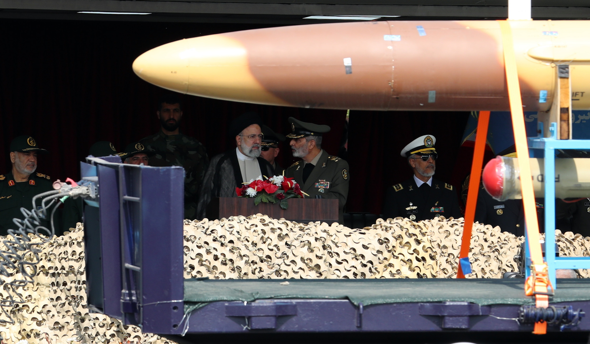 El presidente iran Ebrahim Raisi presencia un desfile militar en Tehern, Irn.