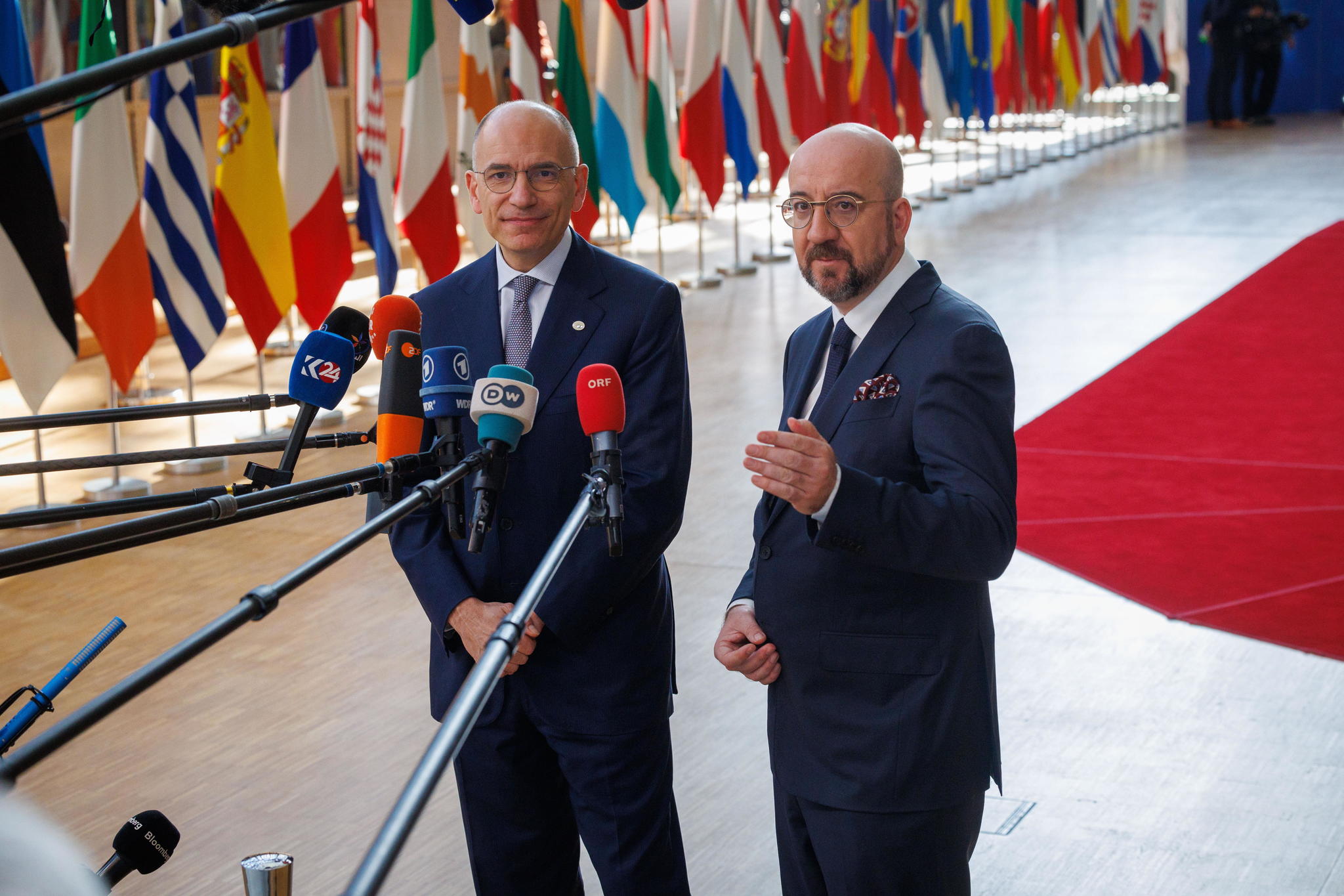 El exprimer ministro italiano, Enrico Letta (izquierda), y el presidente del Consejo Europeo, Charles Michel, ayer en Bruselas.