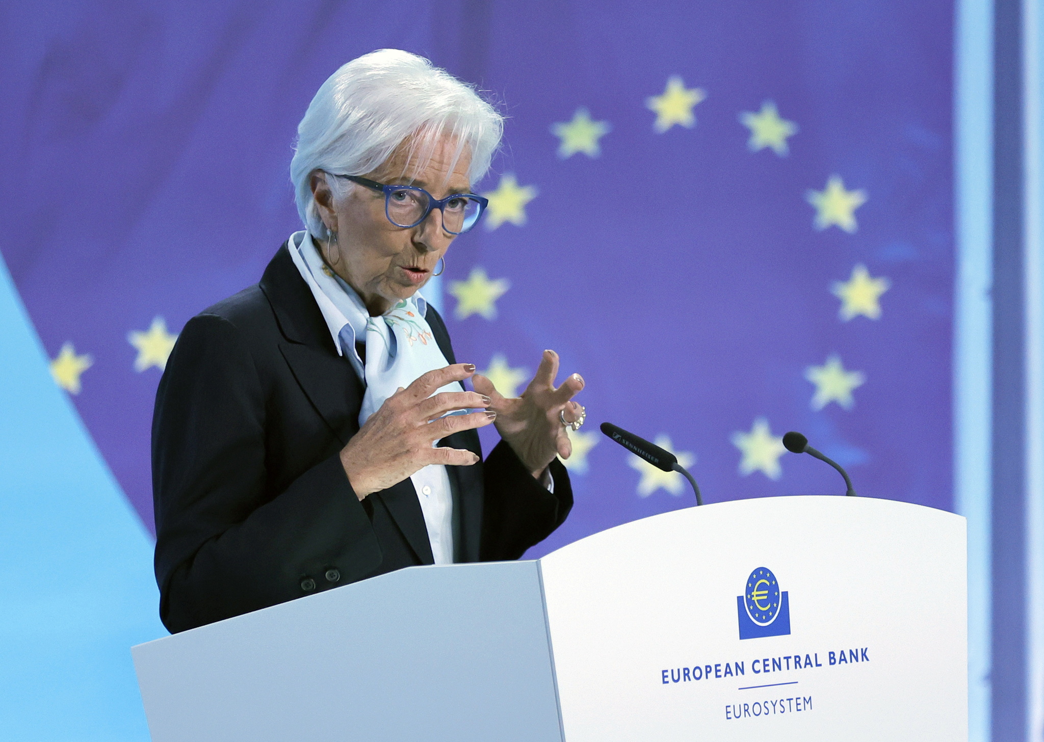 Lagarde afirma que la UE y EEUU no deben entrar en una guerra de subsidios, sino protegerse de terceros