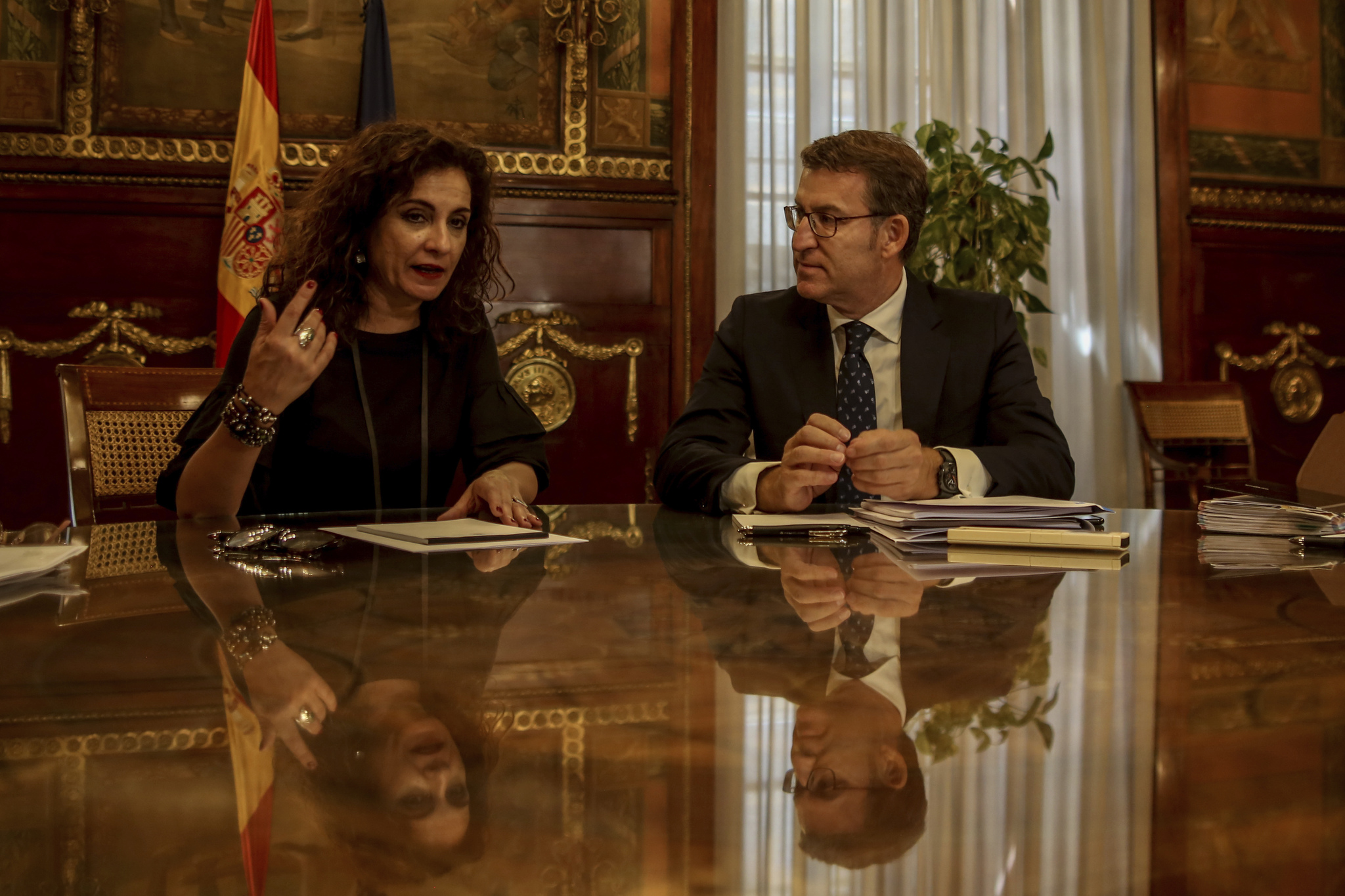 La vicepresidenta y ministra de Hacienda, Mara Jess Montero, y el lder del PP, Alberto Nez Feijoo.
