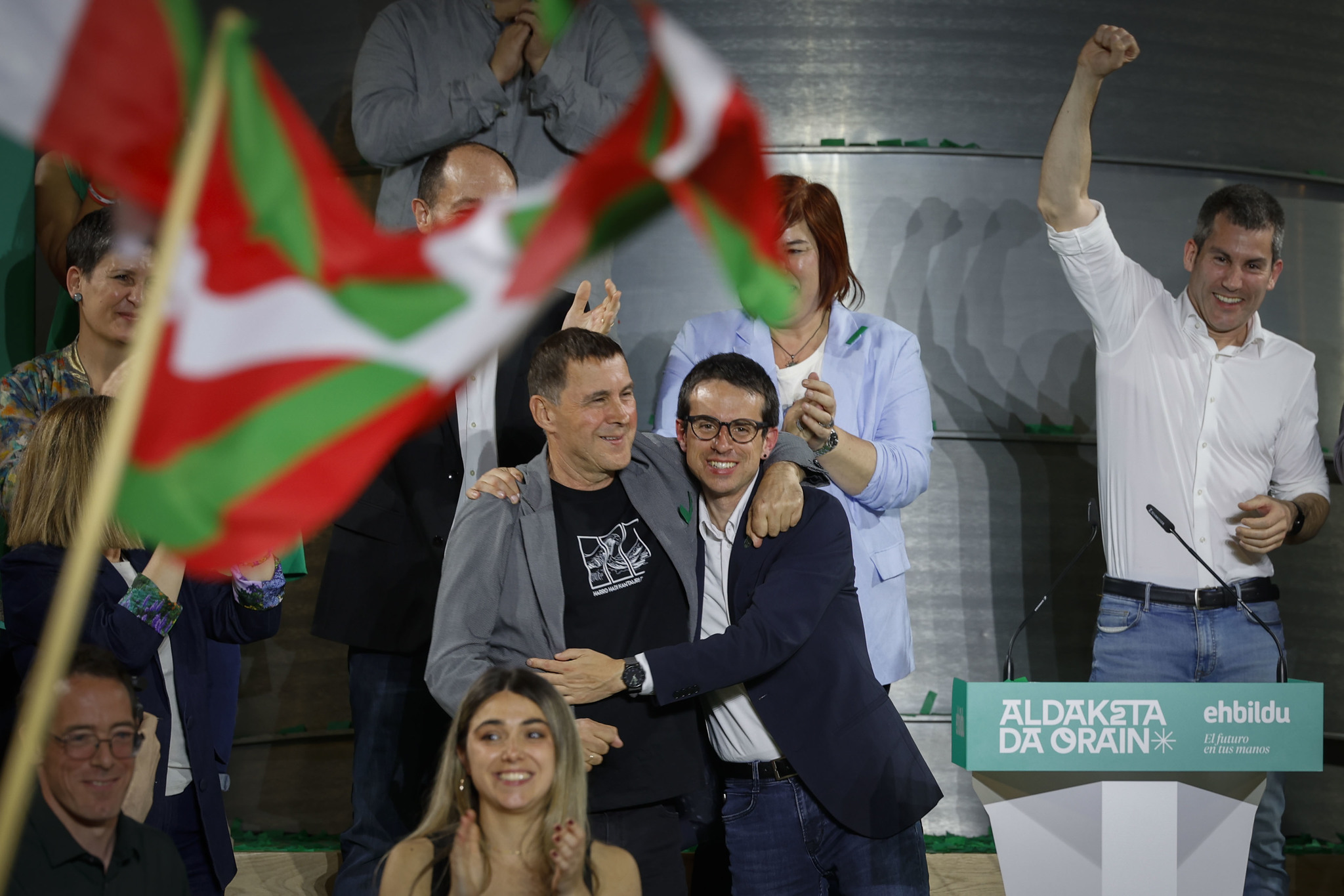 El candidato de Bildu, Pello Otxandiano, y Arnaldo Otegi celebran el resultado en las elecciones vascas el domingo por la noche.