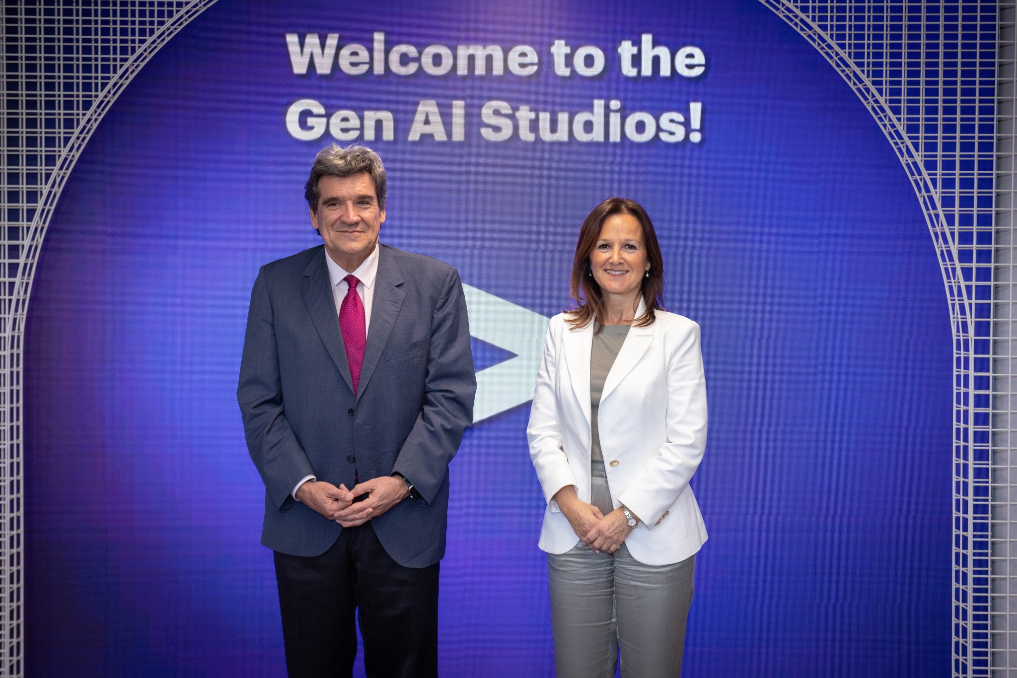 Jos Luis Escriv, ministro para la Transformacin Digital, junto a Mercedes Oblanca, presidenta de Accenture Espaa y Portugal, durante la inauguracin del Gen AI Studios de Madrid.