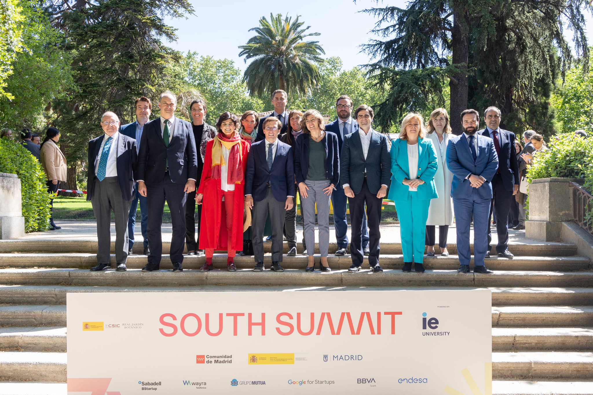 Presentacin de South Summit en el Jardn Botnico de Madrid, con Mara Benjumea, presidenta y fundadora del encuentro, y Jos Luis Martnez-Almeida, alcalde de Madrid, en el centro de la imagen.