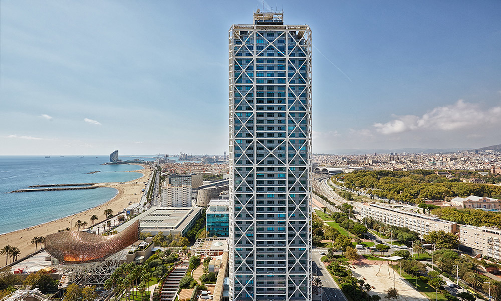El Hotel Arts es uno de los dos rascacielos del Puerto Olmpico de Barcelona que se construyeron para las Juegos del 92.