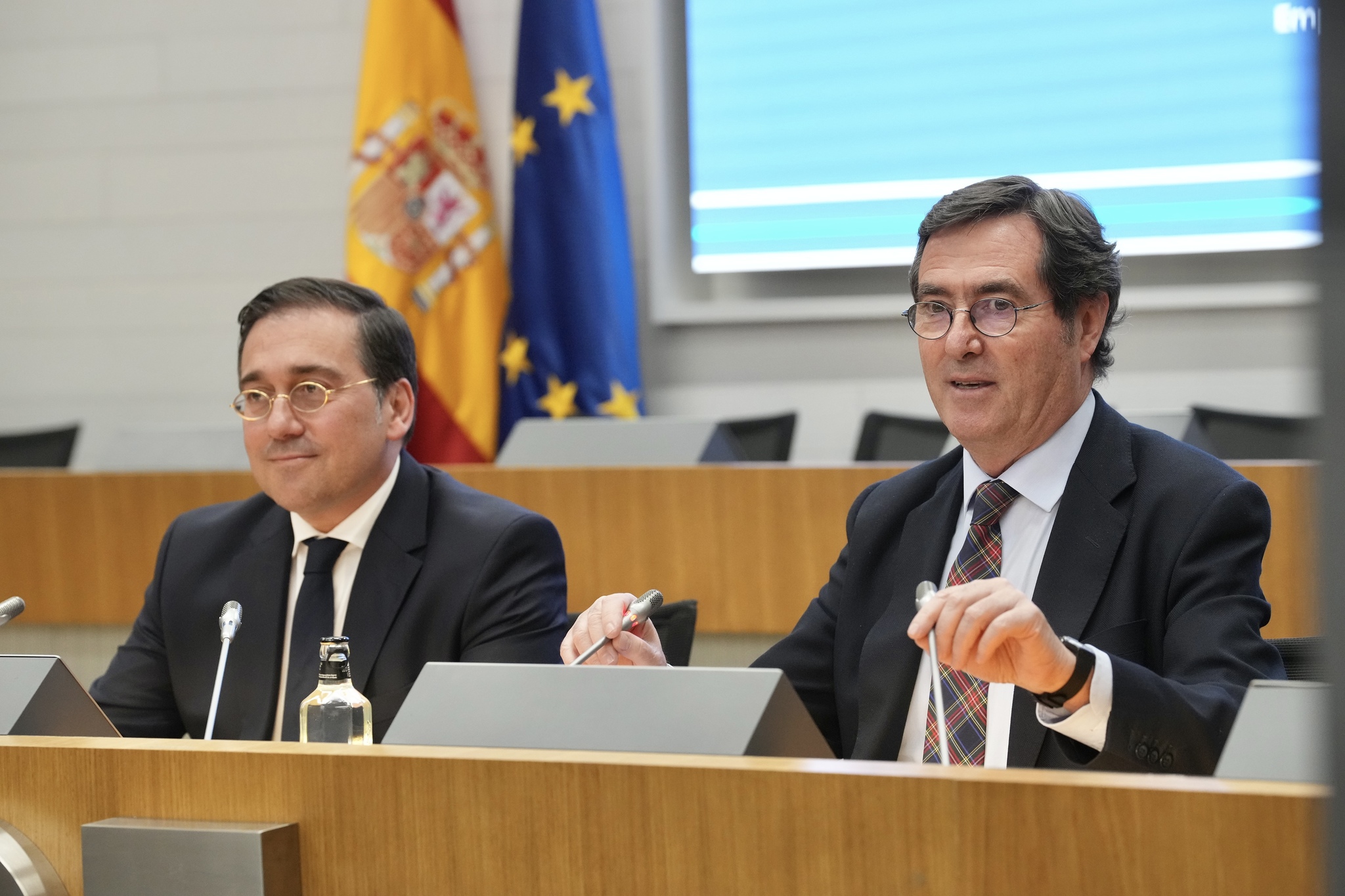 El presidente de la CEOE, Antonio Garamendi (derecha), y el ministro de Exteriores, Jos Manuel Albares.