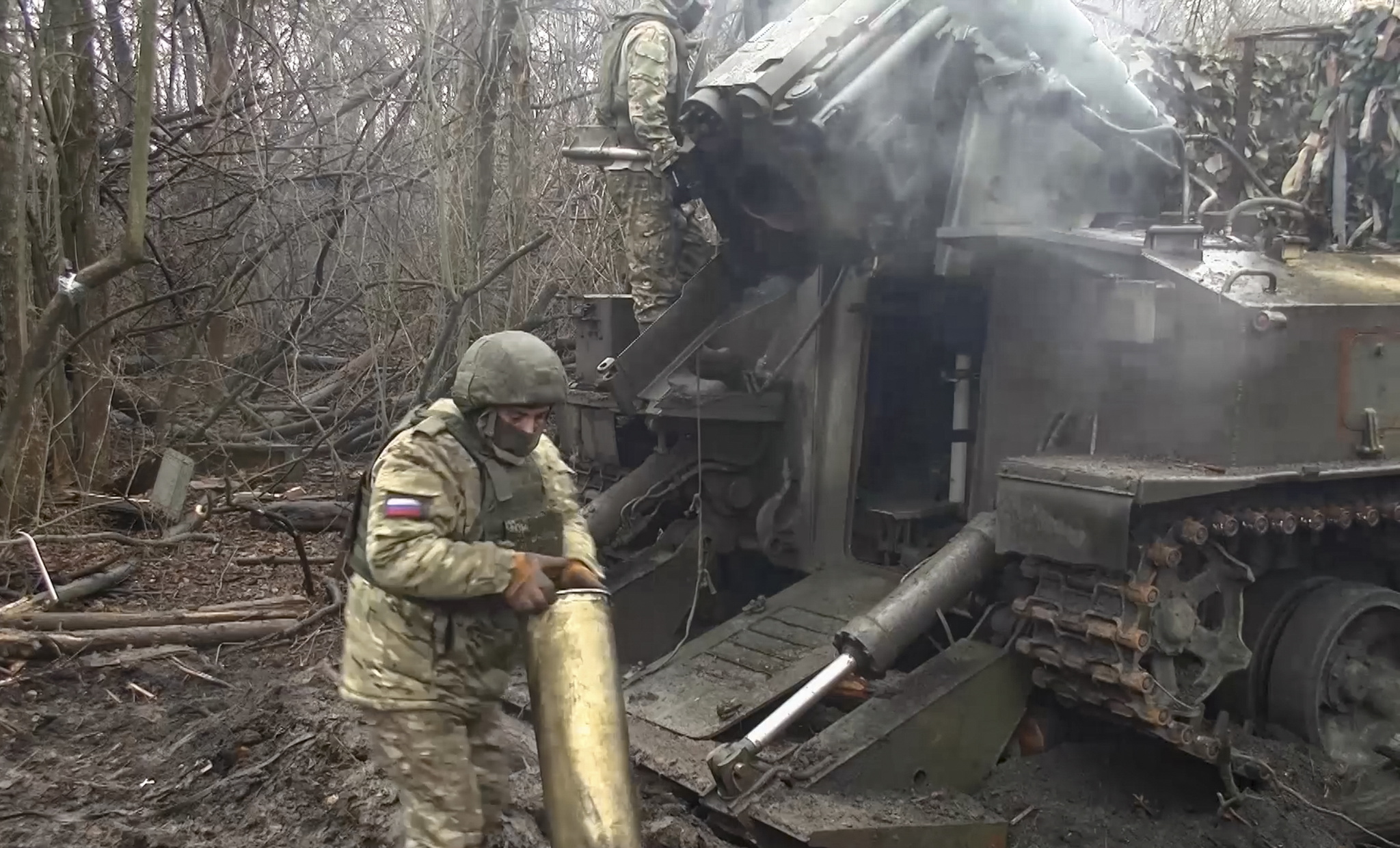 Una imagen del servicio de prensa del Ministerio de Defensa ruso muestra el trabajo de combate ruso de las tropas contra el ej�rcito ucraniano en un lugar no identificado de Donetsk en la parte controlada por Rusia de Ucrania.