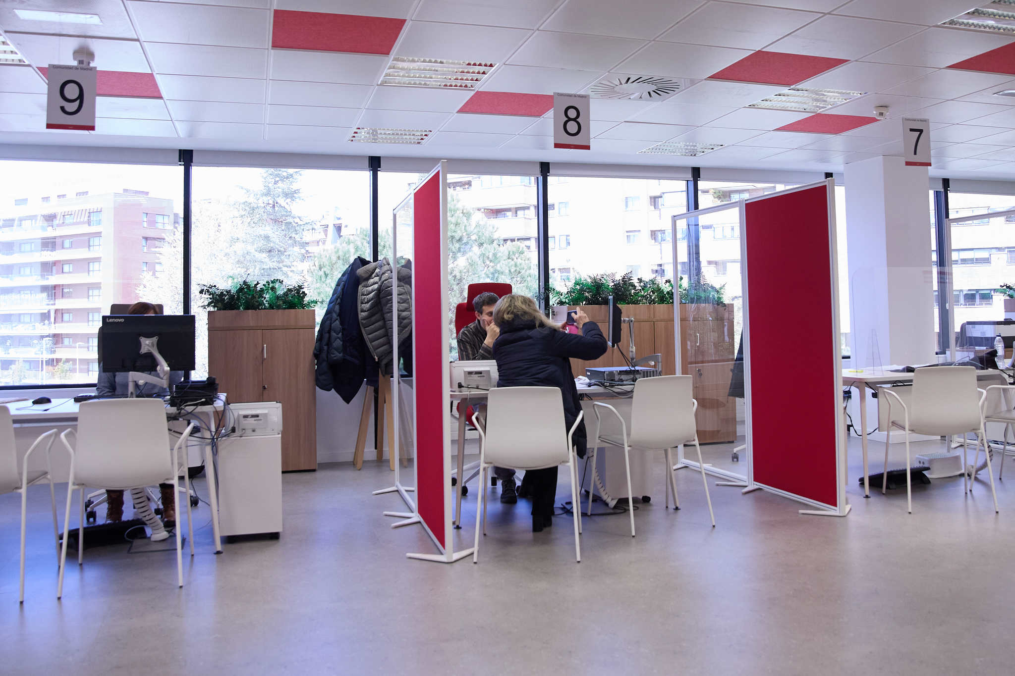 El paro baja en 58.650 personas en mayo hasta mínimos desde 2008 y se crean 220.289 empleos