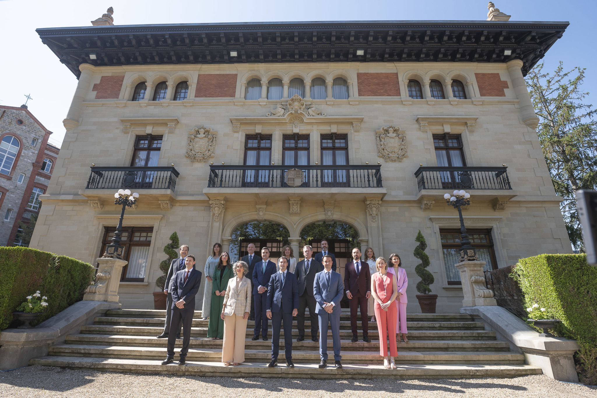 Pradales promete «gobernar para todos» en la jura de sus 15 consejeros