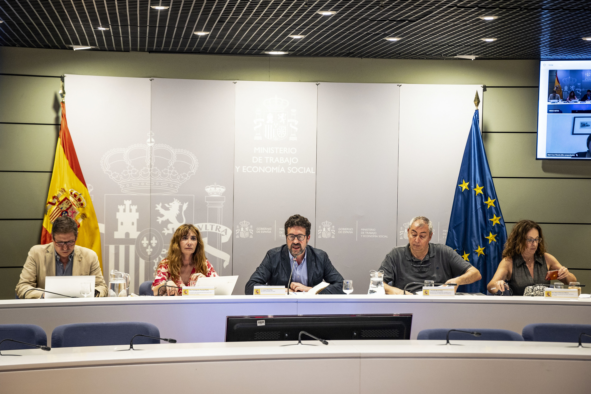 Trabajo pactará con los sindicatos el recorte de la jornada, sin la CEOE