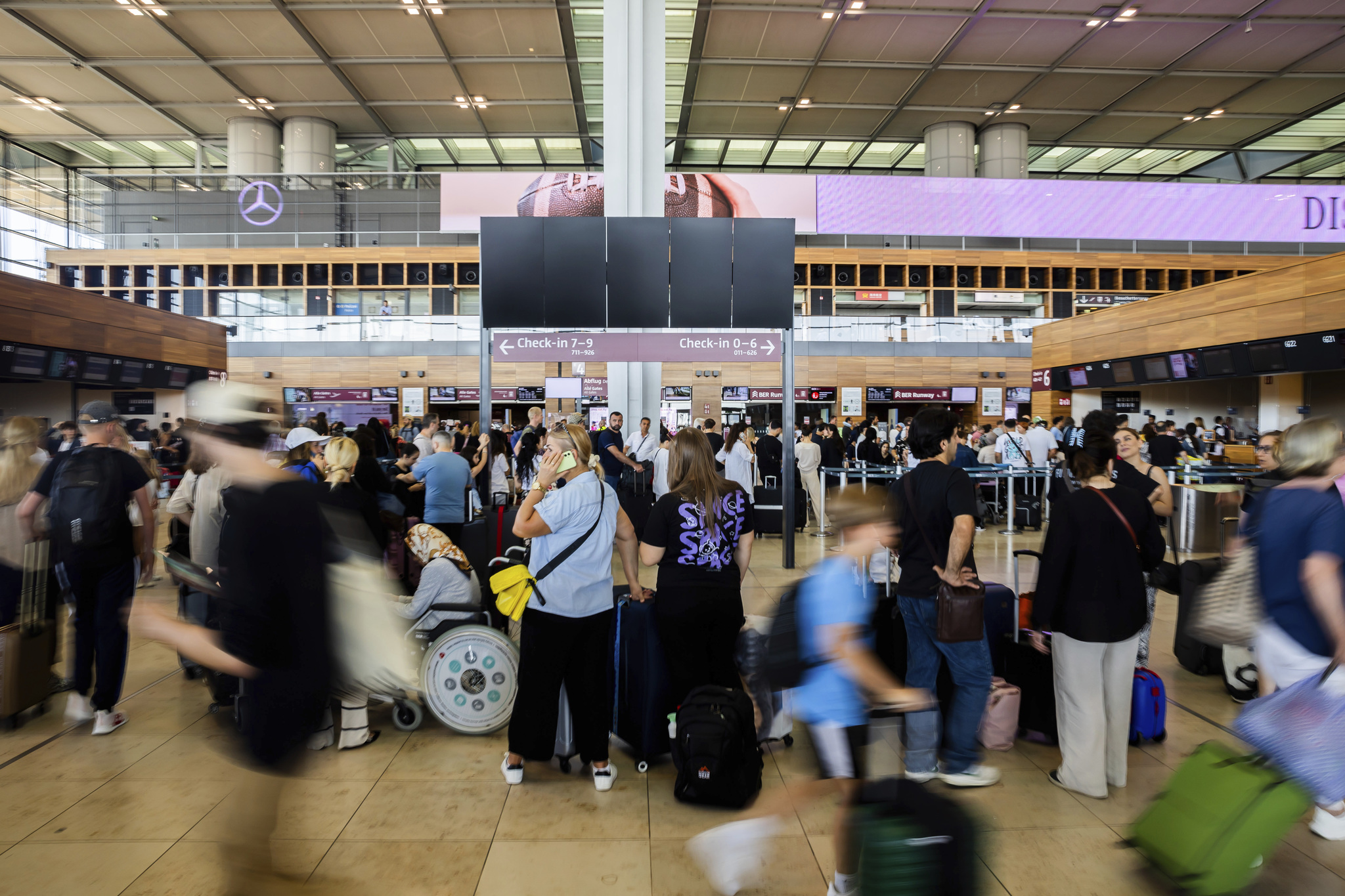 Pasajeros en el aeropuerto de Berlín-Brandeburgo, cuyo tráfico aéreo ha sido suspendido esta mañana como consecuencia del fallo informático de Microsoft.