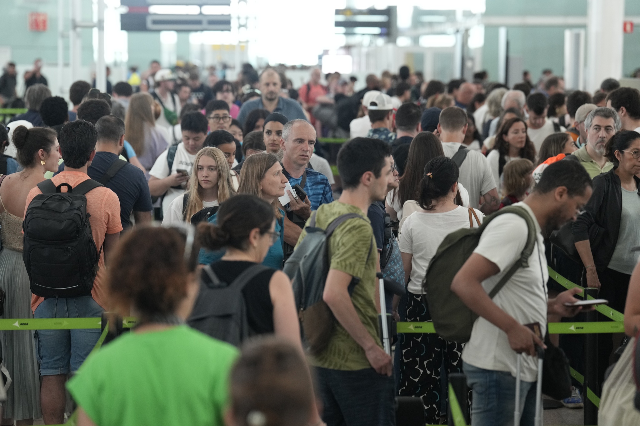 Colas de pasajeros en la Terminal1 del aeropuerto de El Prat, hoy en Barcelona.