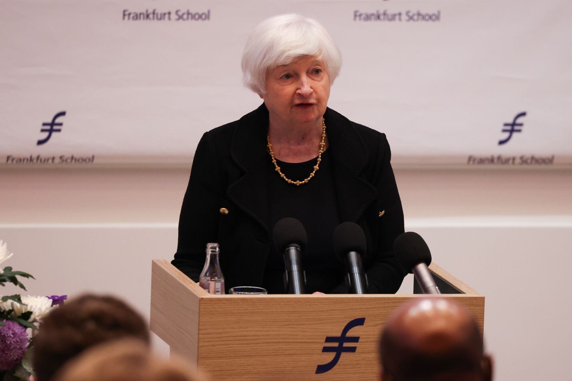 Yellen dice que la economía mundial se recupera impulsada por el desempeño de EEUU