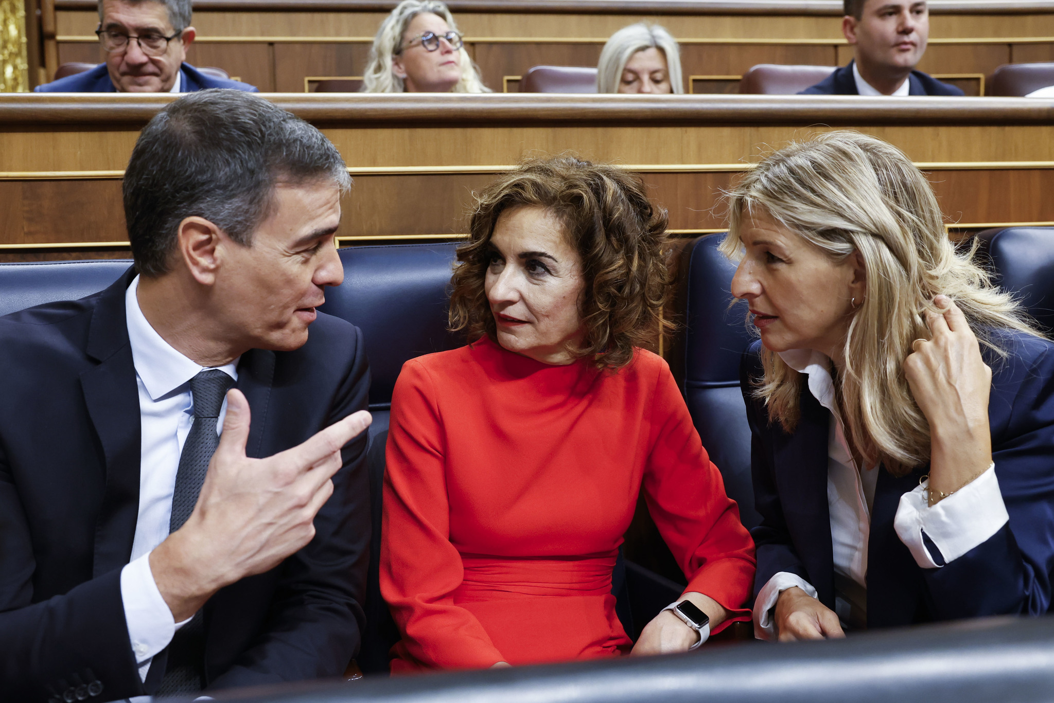 Sánchez prepara alzas fiscales a fondos, depósitos o diésel y la restitución del IVA