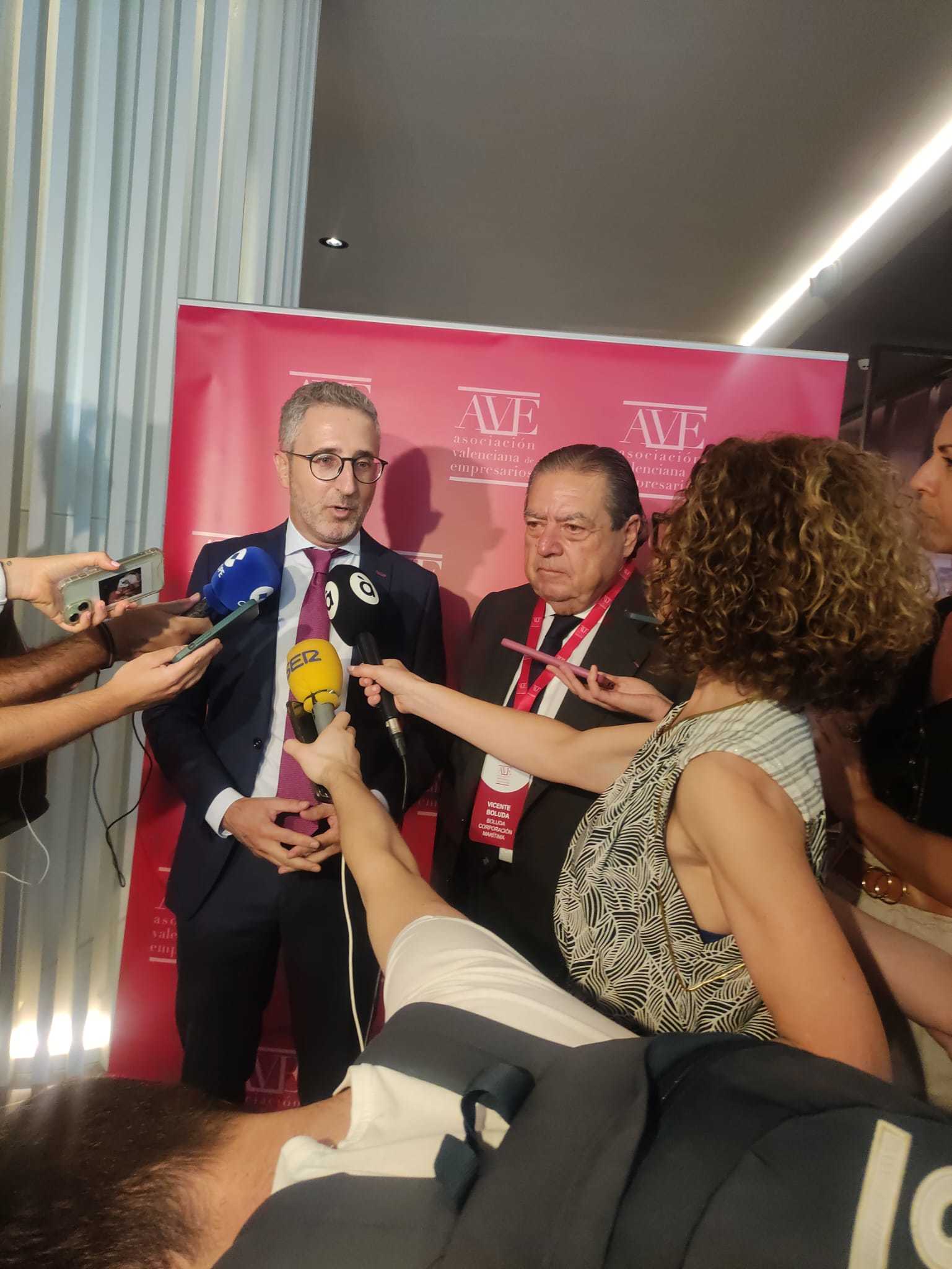Arcadi España: «Hay que modificar el modelo territorial hacia un estado más federal»
