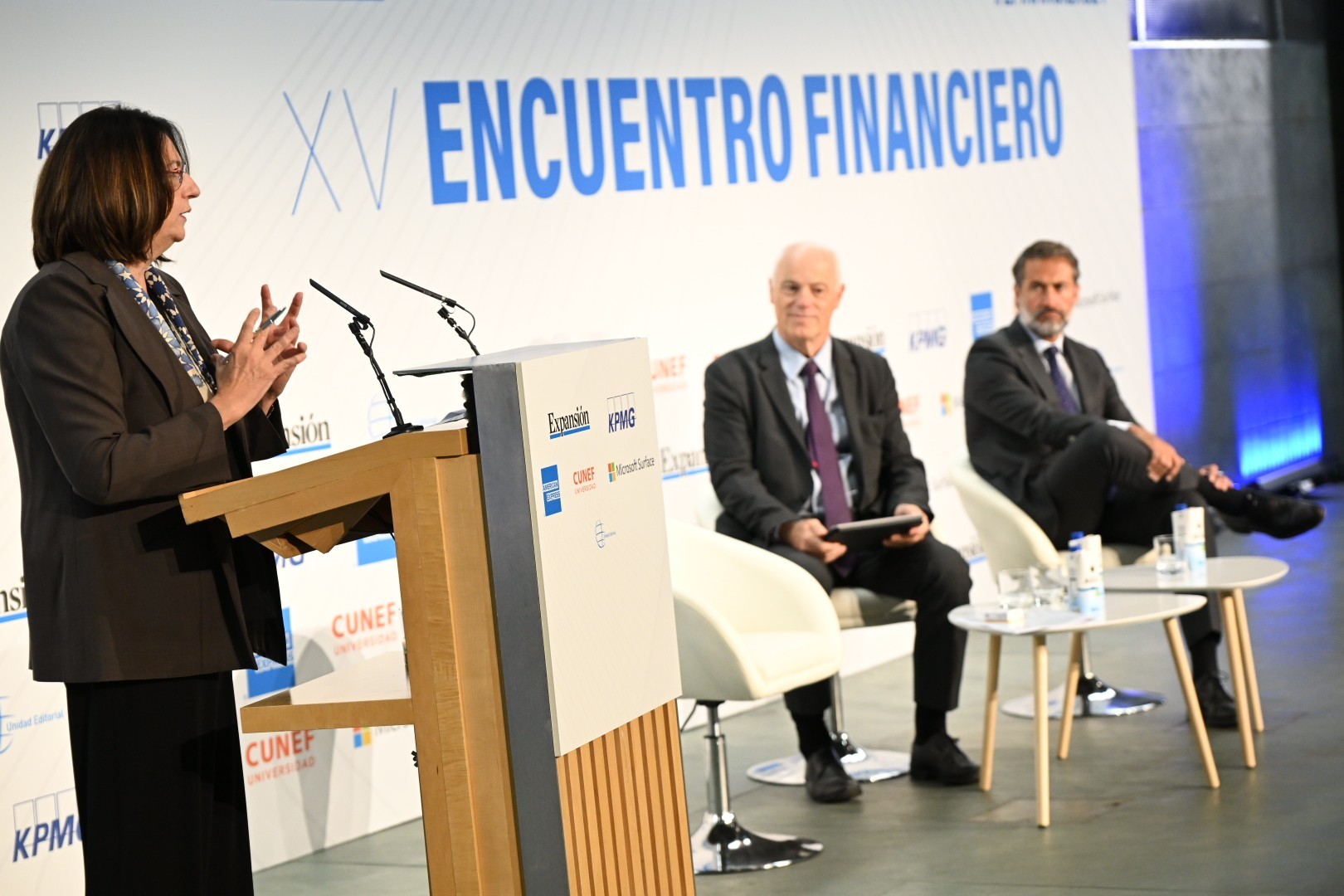 De izquierda a derecha: Ana I. Pereda, directora de EXPANSIÓN; José Manuel Campa, presidente de la EBA; y Juanjo Cano, presidente de KPMG en España.