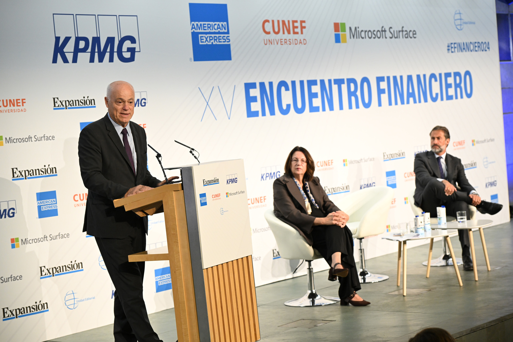 De izquierda a derecha: José Manuel Campa, presidente de la EBA; Ana I. Pereda, directora de EXPANSIÓN; y Juanjo Cano, presidente de KPMG en España.