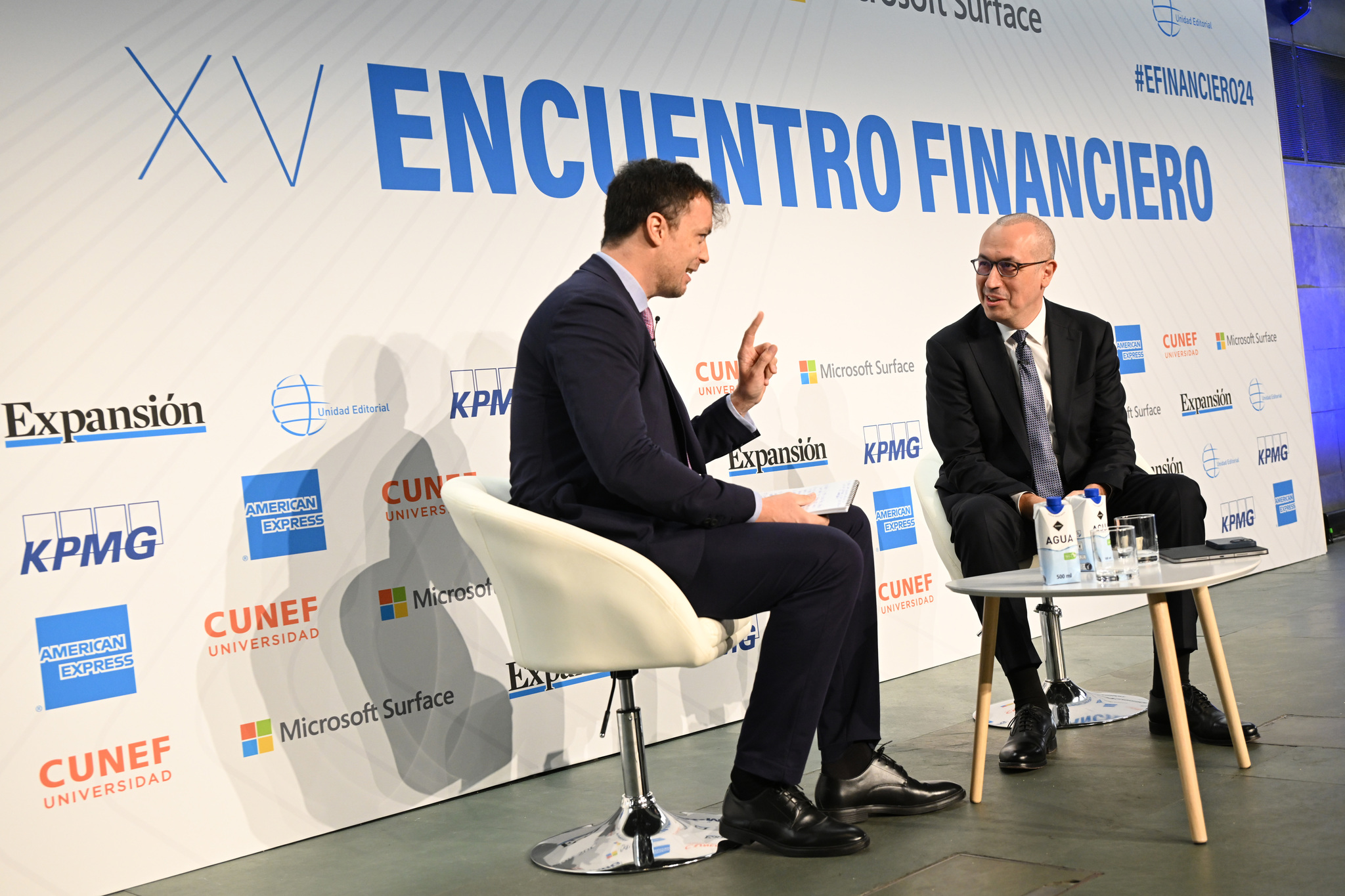 Onur Genç, consejero delegado de BBVA (derecha), durante la entrevista concedida con motivo de su participación en el XV Encuentro Financiero EXPANSIÓN-KPMG. A su izquierda, Nicolás M. Sarriés, redactor de EXPANSIÓN.