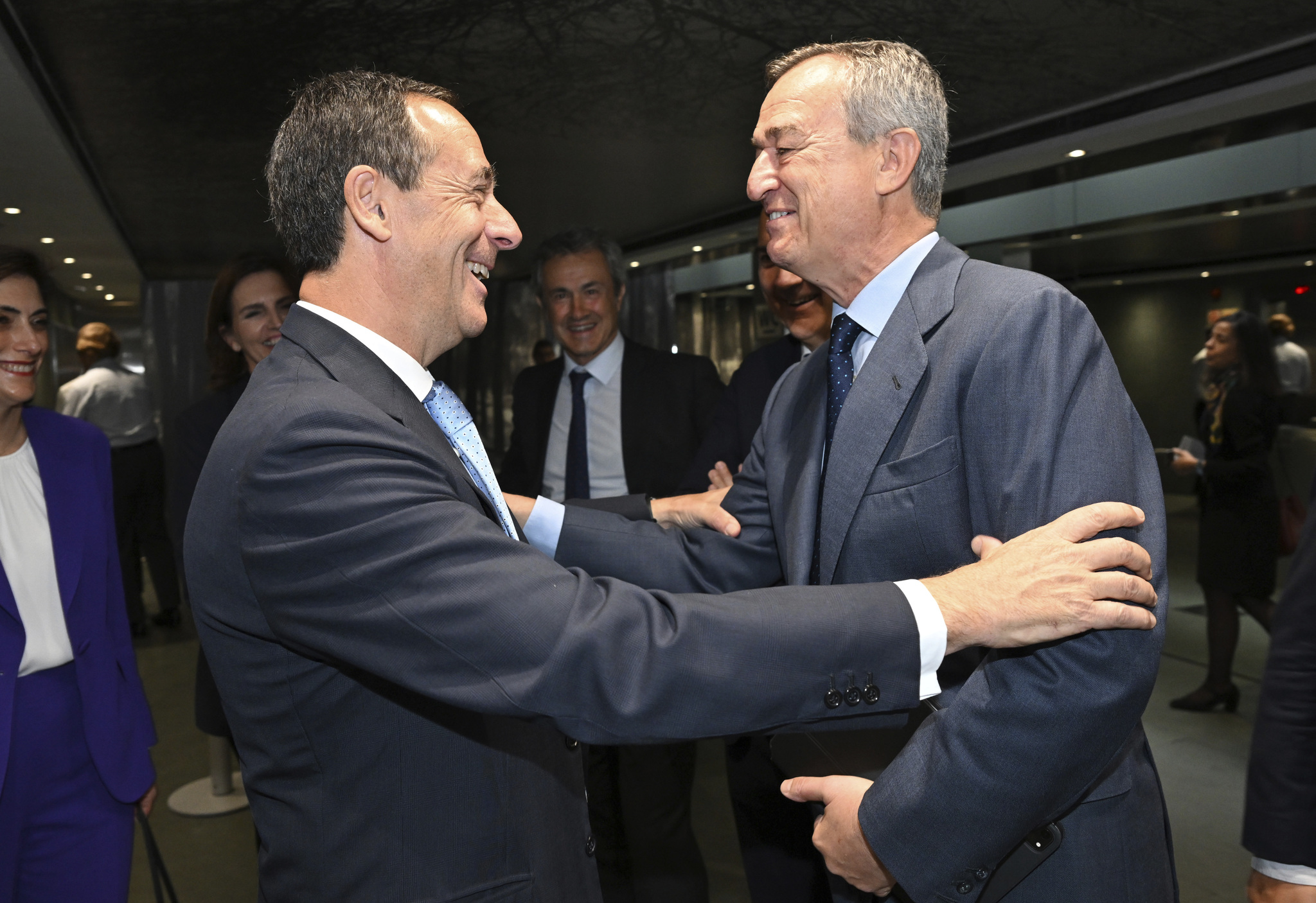 Gonzalo Gortázar, consejero delegado de CaixaBank (izquierda), saluda a César González-Bueno, consejero delegado de Banco Sabadell, antes de su participación en el XV Encuentro Financiero EXPANSIÓN-KPMG.
