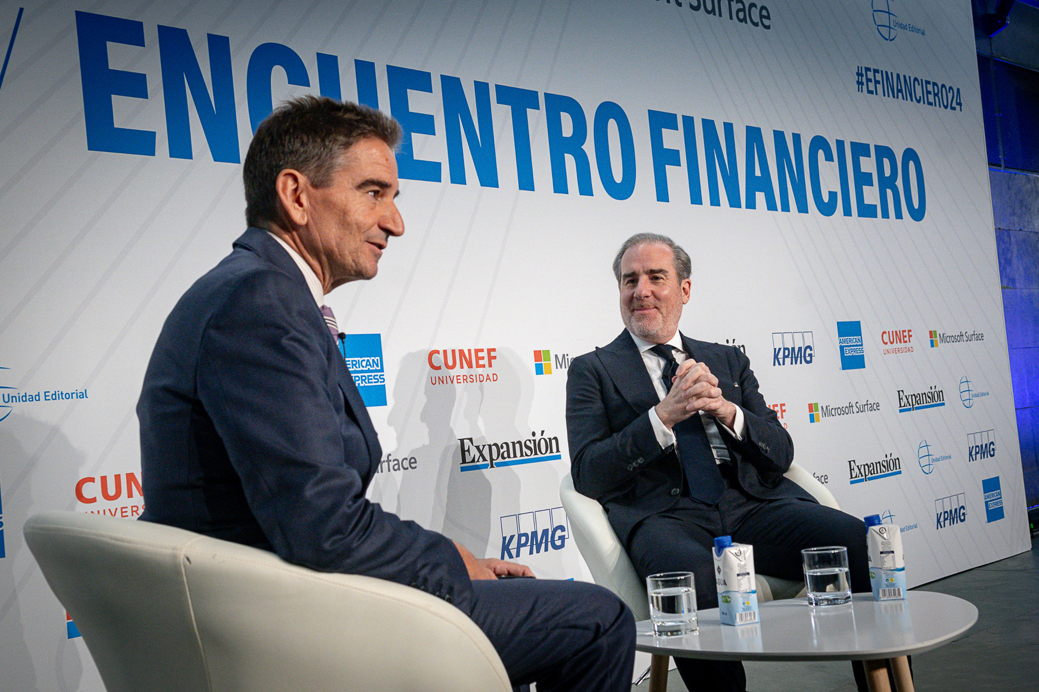 Roberto Casado, redactor jefe de EXPANSIÓN, entrevista a Héctor Grisi, consejero delegado de Banco Santander, durante el XV Encuentro Financiero EXPANSIÓN-KPMG.