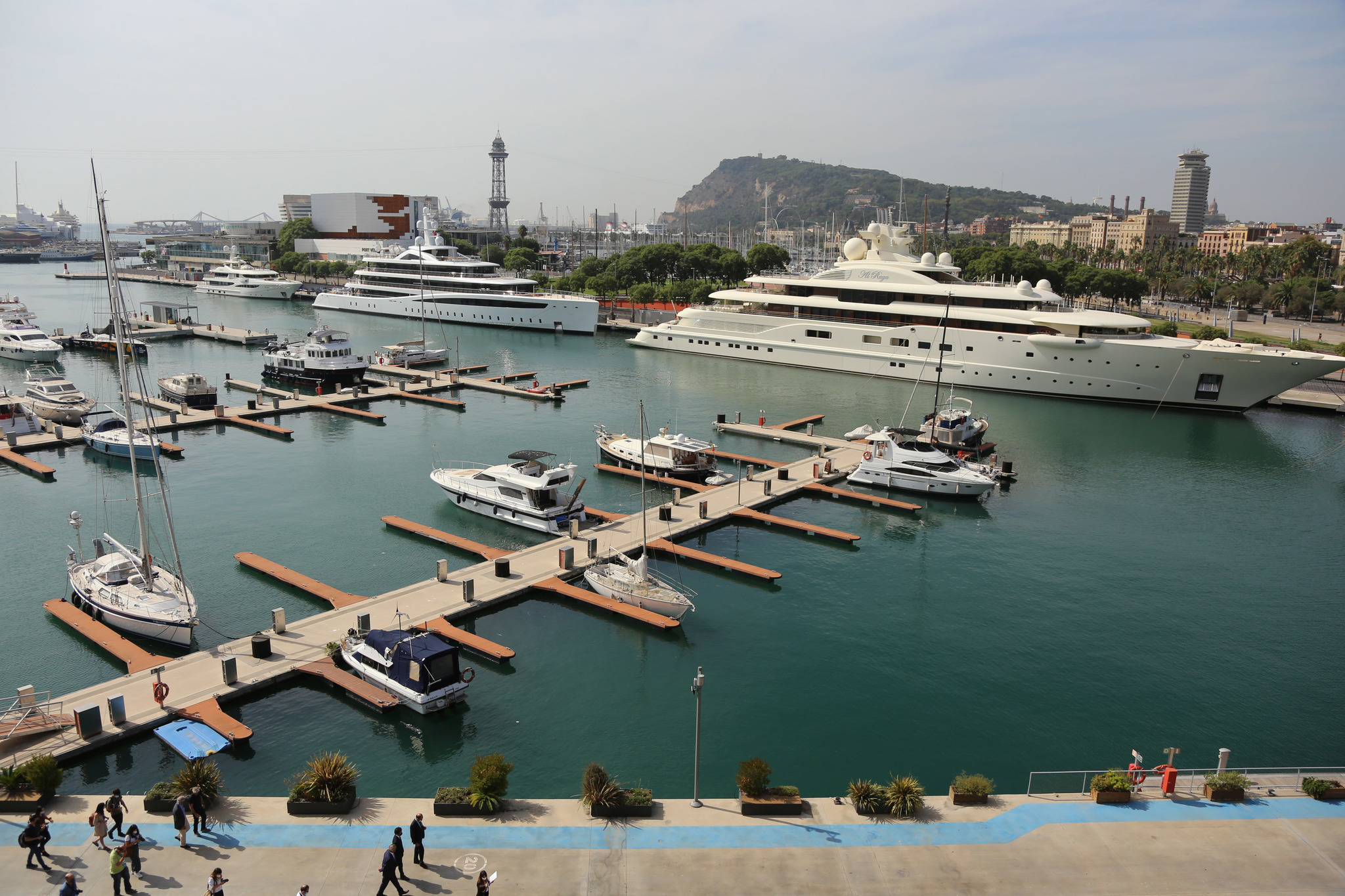Barcelona subirá el IBI al Puerto, terminales de cruceros y hoteles de mayor valor